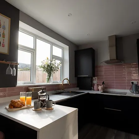Spacious Family With Pets Welcome, Garden And Hot Tub Available * Harrogate