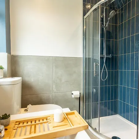 Spacious Family With Pets Welcome, Garden And Hot Tub Available 펜션